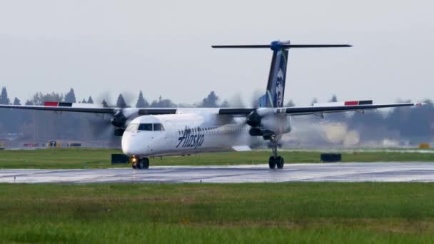 Alaska Airlines syster Horizon air Bombardier Dash 8 Q400 turbopropflygplan taxning och rada upp med banan för att starta. — Stockvideo