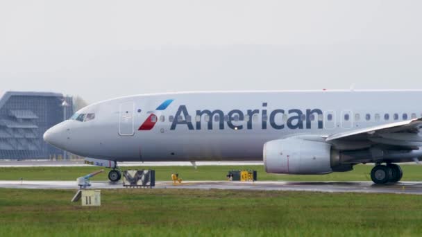 American Airlines Boeing 737 pojíždí a seřazuje se s dráhou pro vzlet na mezinárodním letišti Portland. — Stock video