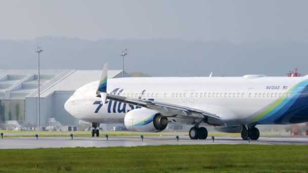 Alaska Airlines Boeing 737 připravuje vzletovou dráhu na letišti Portland. — Stock video