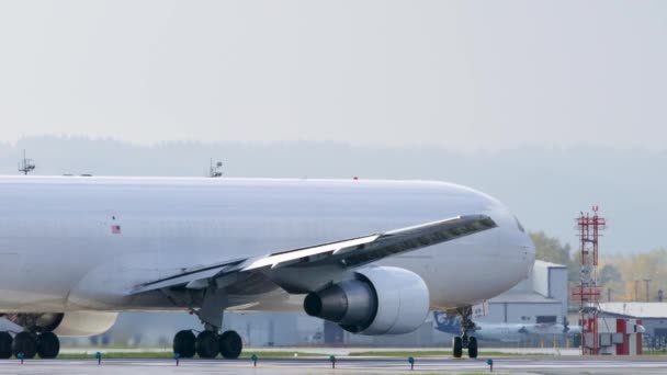 White Widebody cargo Boeing 767-300BCF letadlo seřazené s přistávací dráhou a vzlétající. — Stock video