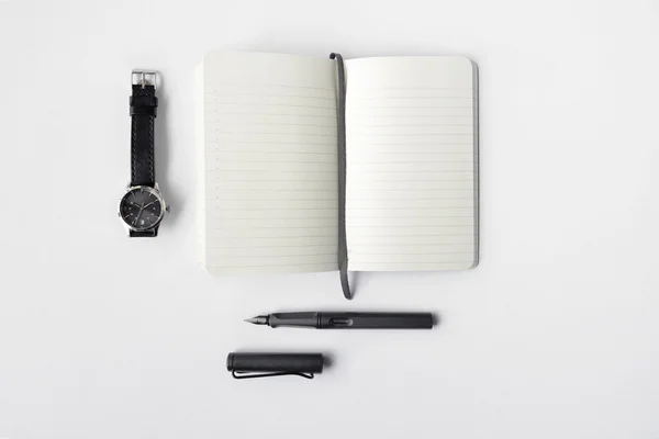 Пустой дневник, ручка и часы — стоковое фото