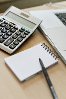 Not Defteri, hesap makinesi, bilgisayar, kalem masada - yapılacaklar listesi boş