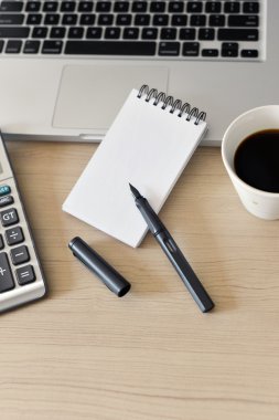 Not Defteri, hesap makinesi, bilgisayar, kalem masada - yapılacaklar listesi boş