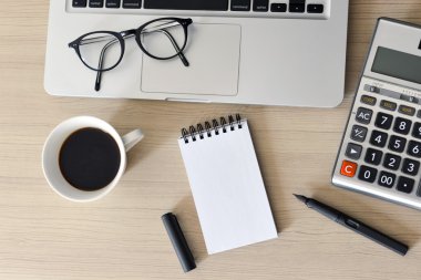 Not Defteri, hesap makinesi, bilgisayar, kalem masada - yapılacaklar listesi boş
