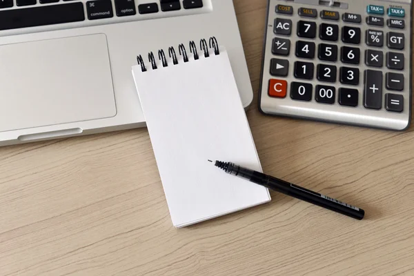Bloc de notas en blanco, calculadora, computadora, bolígrafo sobre la mesa - lista de tareas pendientes —  Fotos de Stock