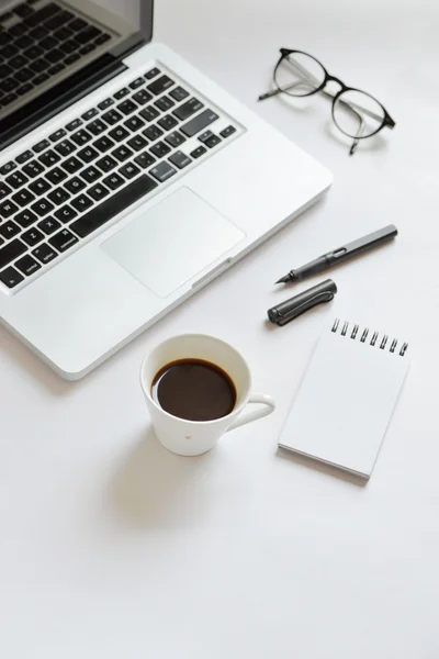 Kahve fincanı, sarmal dizüstü bilgisayar, bilgisayar klavye, gözlük ve kalem