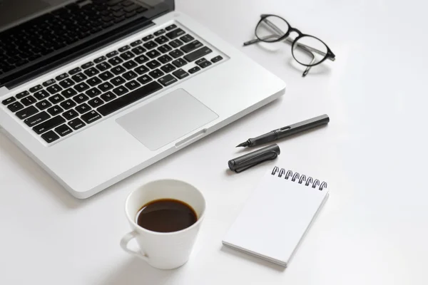 Kahve fincanı, sarmal dizüstü bilgisayar, bilgisayar klavye, gözlük ve kalem