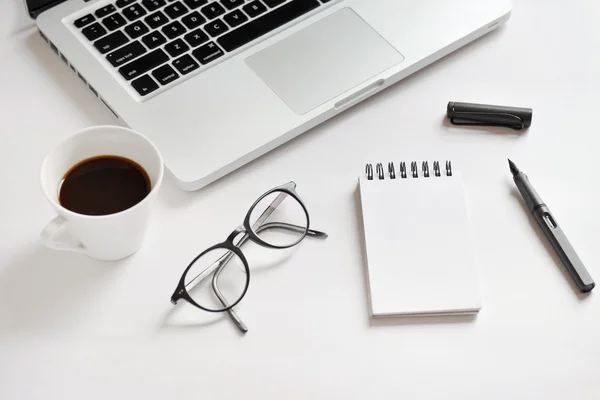 Кофейная чашка, спиральный ноутбук, клавиатура, очки и ручка Лицензионные Стоковые Изображения