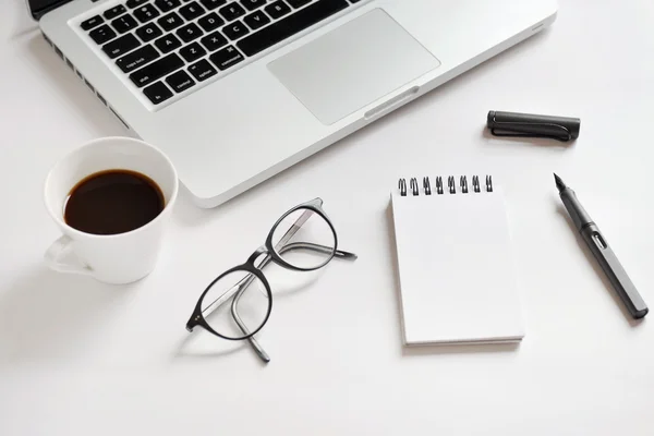 Tasse à café, cahier en spirale, clavier d'ordinateur, lunettes et stylo Images De Stock Libres De Droits