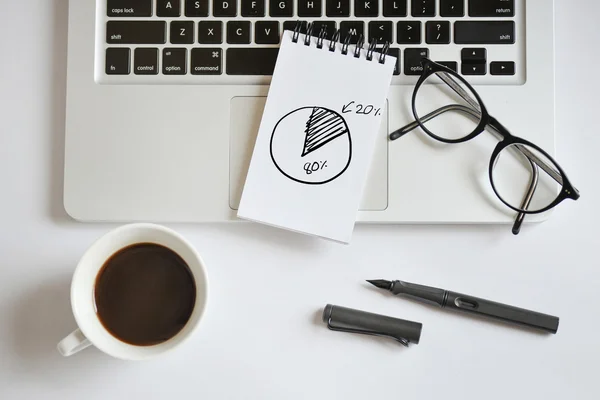 Tazza da caffè, quaderno a spirale con grafico a torta di Pareto, tastiera del computer Immagine Stock