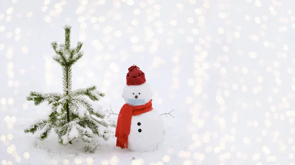 Sneeuwman Met Een Medisch Gezichtsmasker Winterhoed Sjaal Een Witte Achtergrond — Stockfoto