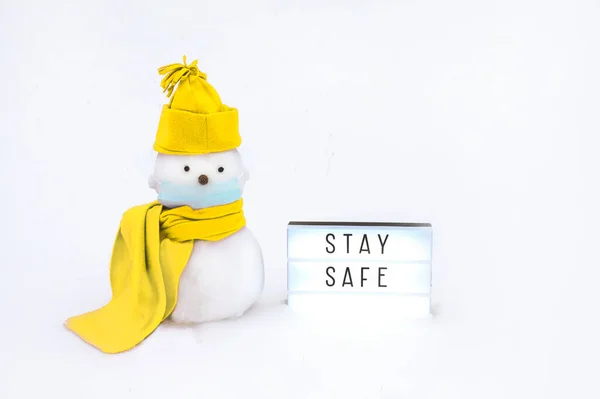 Sneeuwman Met Medisch Gezichtsmasker Wintermuts Sjaal Een Witte Achtergrond Lichtbak — Stockfoto