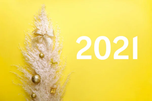 Sarı Arka Planda Altın Dekoru Olan Otlar 2021 Yılını Gösteriyor — Stok fotoğraf