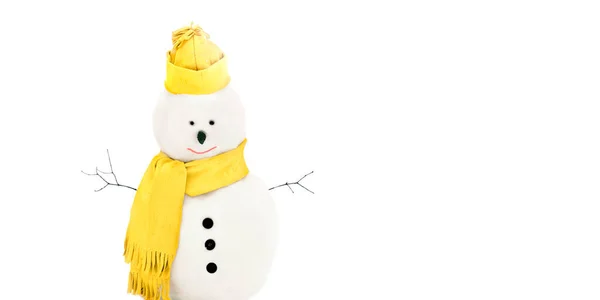 Sneeuwpoppen Met Wintermuts Sjaal Een Witte Geïsoleerde Achtergrond Trendy Gele — Stockfoto