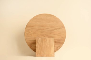 Ürün için bej arka planda yuvarlak ahşap podyum.