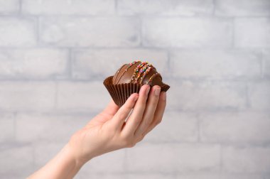 Lezzetli bisküvi tutan kadın reçelli ve çilekli, beyaz üzerine izole edilmiş.