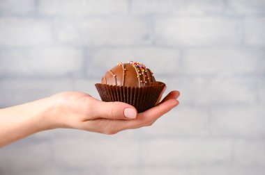 Lezzetli bisküvi tutan kadın reçelli ve çilekli, beyaz üzerine izole edilmiş.