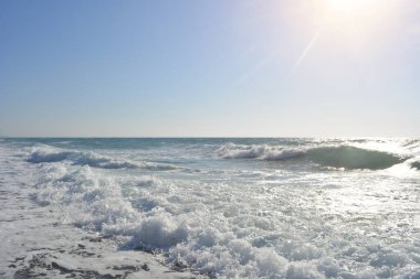 Gün batımında güzel bir deniz dalgası ve gökyüzü. Tatil, yaz konsepti.