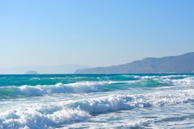 Güzel deniz dalgaları, gökyüzü ve dağlar. Cennete git. Tatil, yaz konsepti