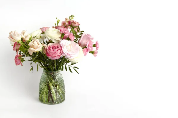 Lindas flores em vaso em uma mesa com fundo branco. Mulheres, dia das mães, conceito de amor. Primavera, época de verão. Fotos De Bancos De Imagens
