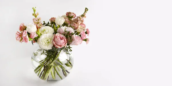 Lindas flores em vaso em uma mesa com fundo branco. Mulheres, dia das mães, conceito de amor. Primavera, época de verão. Fotos De Bancos De Imagens Sem Royalties