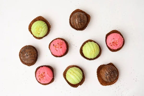 Bombas de cacau com marshmallows, chocolate que derrete quando o leite quente é adicionado para criar uma bebida saborosa na moda Imagens De Bancos De Imagens