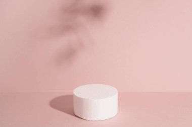 Pastel arka planda kozmetik ürünler için taş içeren kum podyumu.