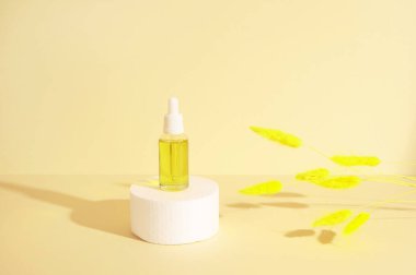 Ürün sunumu için bej renkli pastel arka planda kozmetik şişesiyle beyaz yuvarlak podyum. Ön görünüm.
