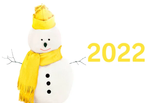 Kış şapkası takan kardan adamlar. Beyaz arka planda sarı renkli bir eşarp. 2022. — Stok fotoğraf