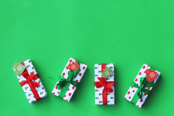 Caixas Presente Natal Fundo Verde Deitado Espaço Para Cópia Cartão — Fotografia de Stock