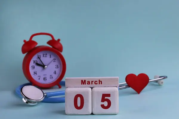 Marzo Bloques Calendario Madera Blanca Con Fecha Reloj Estetoscopio Sobre — Foto de Stock