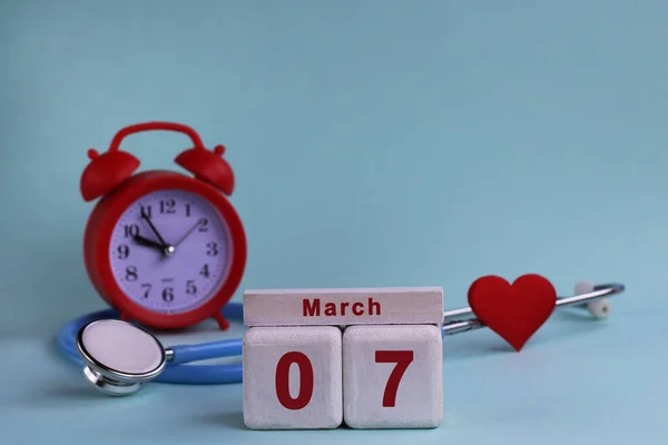 Marzo Bloques Calendario Madera Blanca Con Fecha Reloj Estetoscopio Sobre — Foto de Stock