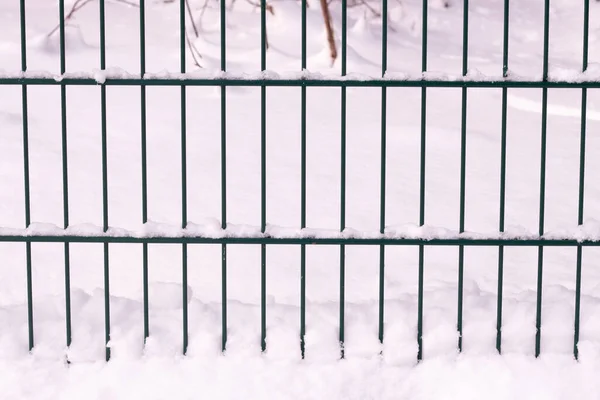 Metallgitterzaun Mit Flauschigem Schnee — Stockfoto