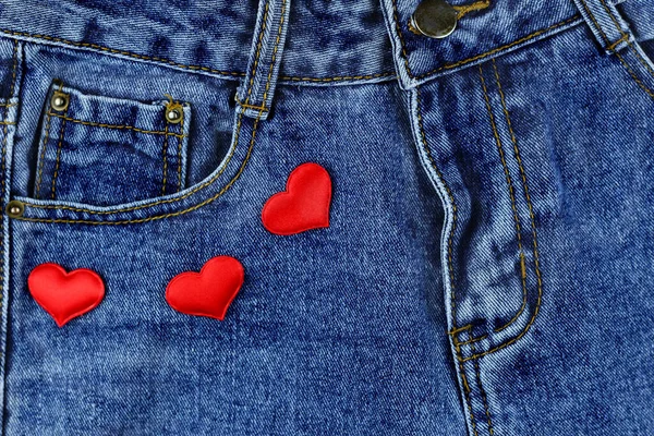 Drei Kleine Rote Herzen Auf Jeanstasche Blick Von Oben — Stockfoto