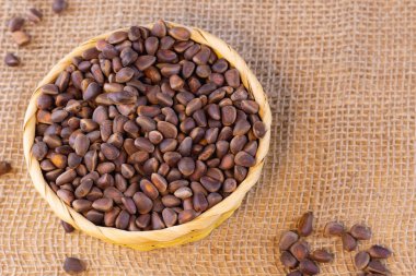 Çam fıstıkları çuval bezine saçılmış. Sağlıklı yeme kavramı