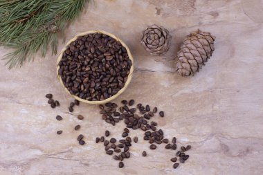 Çam fıstığı ve kozalaklı huş ağacından yapılmış hasır sepet. Sağlıklı yeme kavramı