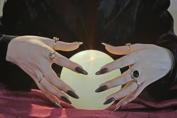 クリスタルボールと占い師の手 分割概念 霊的な感覚 未来の読書 ロイヤリティフリーのストック画像