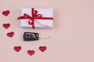 Uzaktan kumandalı hediye kutusu ve araba anahtarları. Sevgililer günü, doğum günü. Metin için alanı kopyala.