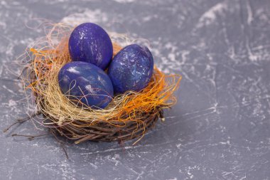 Gri arka planda uzay paskalya yumurtaları. Seçici odaklanma. Boşluğu kopyala