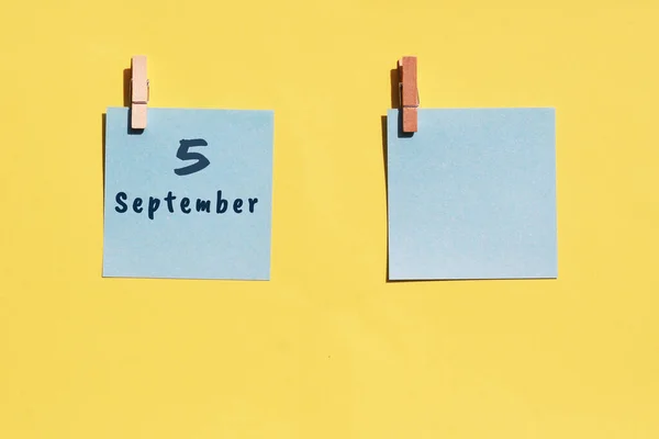 Settembre Del Mese Data Del Calendario Due Fogli Blu Scrivere Foto Stock