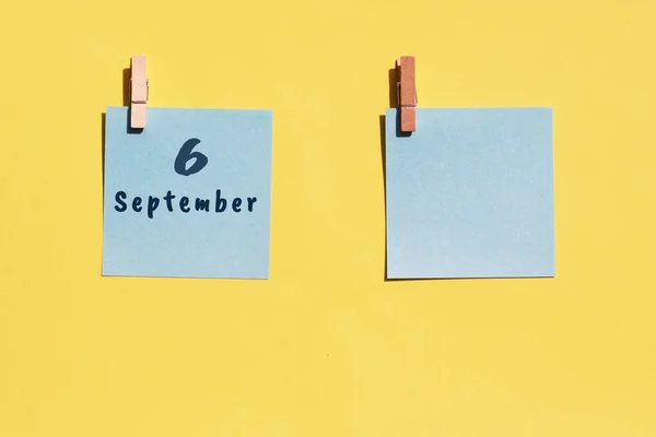9月6日 月の6日 黄色の背景に書くための2つの青いシート トップビュー コピースペース 秋の月 その年のコンセプトの日 ストックフォト