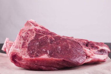 Kemikte taze et var. Yakın plan. Sığır kaburgası.