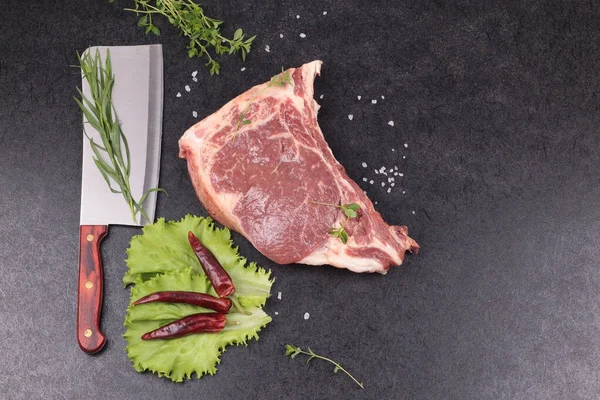 Daging Sapi Mentah Steak Dengan Rempah Rempah Pada Latar Belakang — Stok Foto