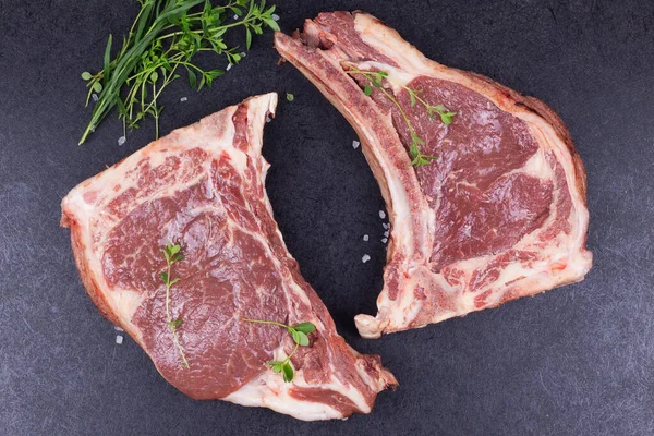 Dua Steak Daging Sapi Mentah Pada Tulang Dengan Latar Belakang — Stok Foto