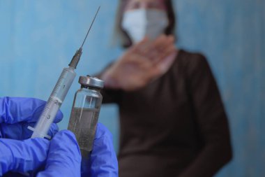 Hasta, aşının verilmesini kabul etmiyor. Koronavirüse karşı aşı önleme