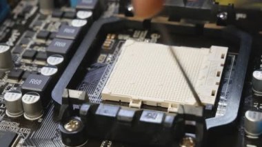 Kirovograd, Ukrayna, 14 Kasım 2020 - AMD Athlon II X4 640 işlemcisi güncelleme için kişisel bilgisayara yükleniyor. Bir bileşeni ana karttaki bir bağlantıya bağlama işlemi