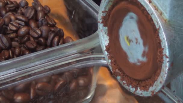 Кофейные зерна измельчаются в старой ручной кофемолке. Крупный план рубки кухонного устройства с вращающимся движением — стоковое видео