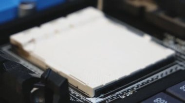 Kişisel bir bilgisayara bakım ve güncelleme için bir işlemci yüklemek ya da değiştirmek. Bir bileşeni ana karttaki bir bağlantıya bağlama işlemi