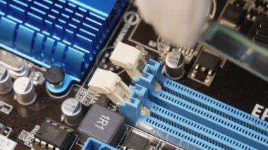 Kirovograd, Ukrayna, 14 Kasım 2020 - kişisel bir bilgisayarın ana kartına RAM kayışı takmak