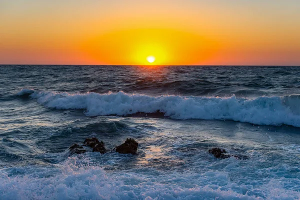 Puesta Sol Tormenta Mar Grandes Olas Contra Sol Poniente Tormenta — Foto de Stock